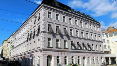 Gründerzeithaus mit außen angebrachtem Sonnenschutz
