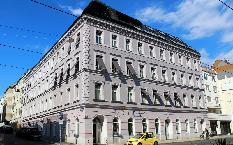 Gründerzeithaus mit außen angebrachtem Sonnenschutz