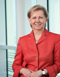 Frau in rotem Blazer