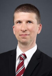 Mann in schwarzem Anzug