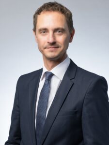Mann in dunkelblauem Anzug