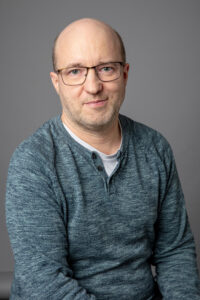 Mann in dunklem Pullover