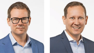 Zwei Männer in Anzügen