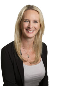 Frau in schwarzem Blazer