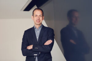 Mann in dunklem Anzug