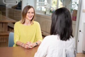 Frau in einer gelben Bluse