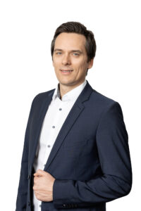 Mann in dunkelblauem Sakko