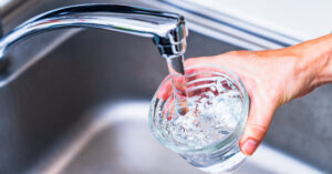 Wasserhahn und Wasserglas © show999 iStock Getty Images Plus
