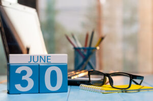 Holzkalender, der "June 30" zeigt