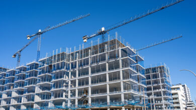 Baustelle mit Kränen für Wohngebäude