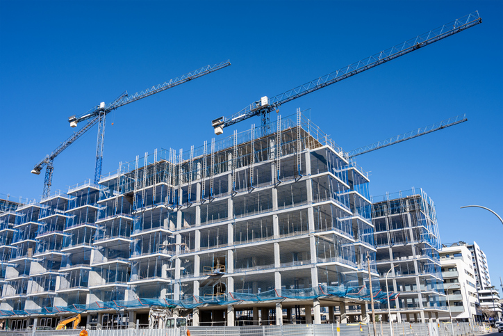Baustelle mit Kränen für Wohngebäude