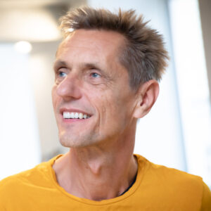Mann in gelben Shirt