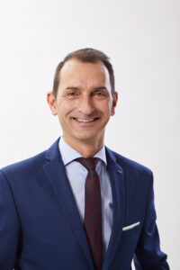 Mann in dunkelblauem Anzug