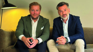Das neue Duo sitzt auf einer Couch.