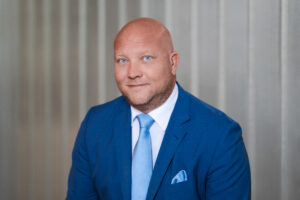 Mann in blauem Anzug