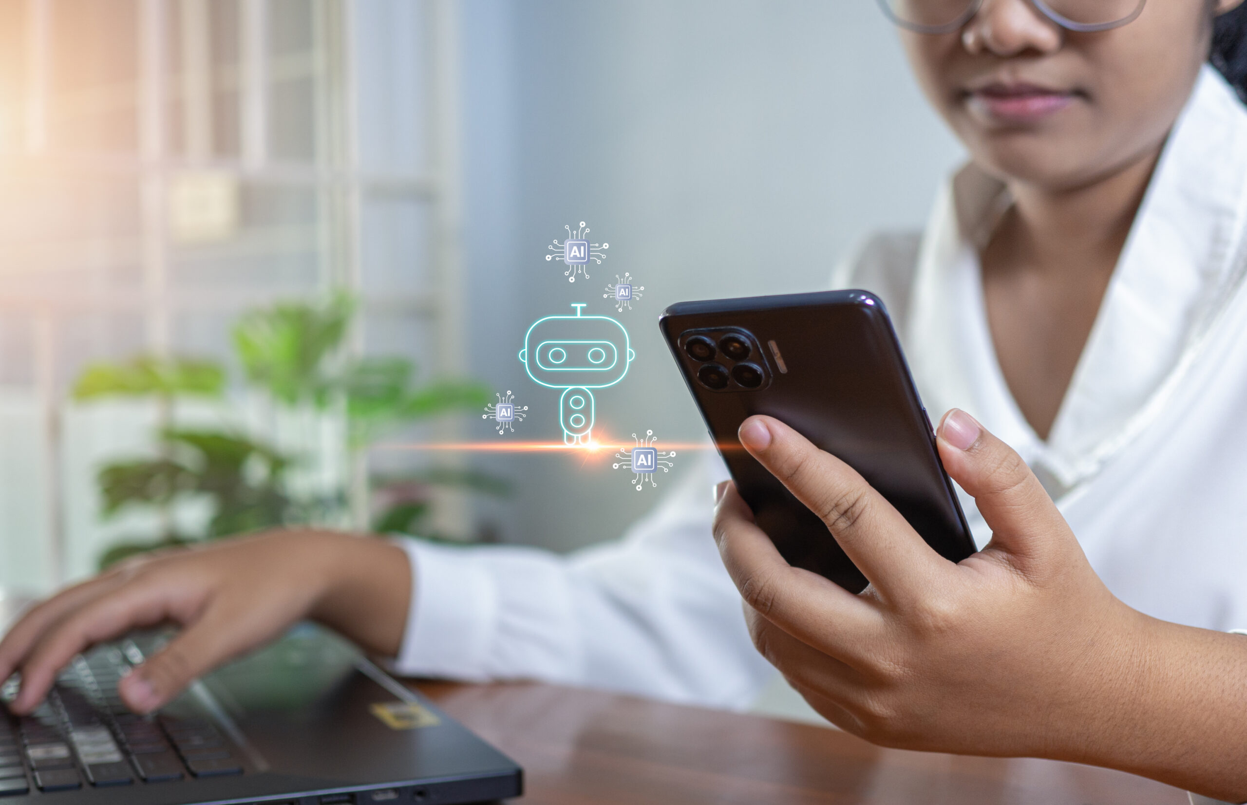 Frau am Handy mit KI-Assistent © Thawatchai Chawong iStock Getty Images Plus
