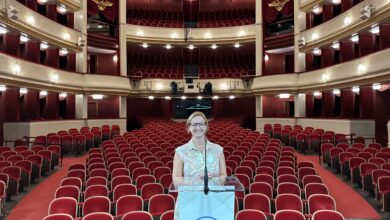 Frau im leeren Burgtheater