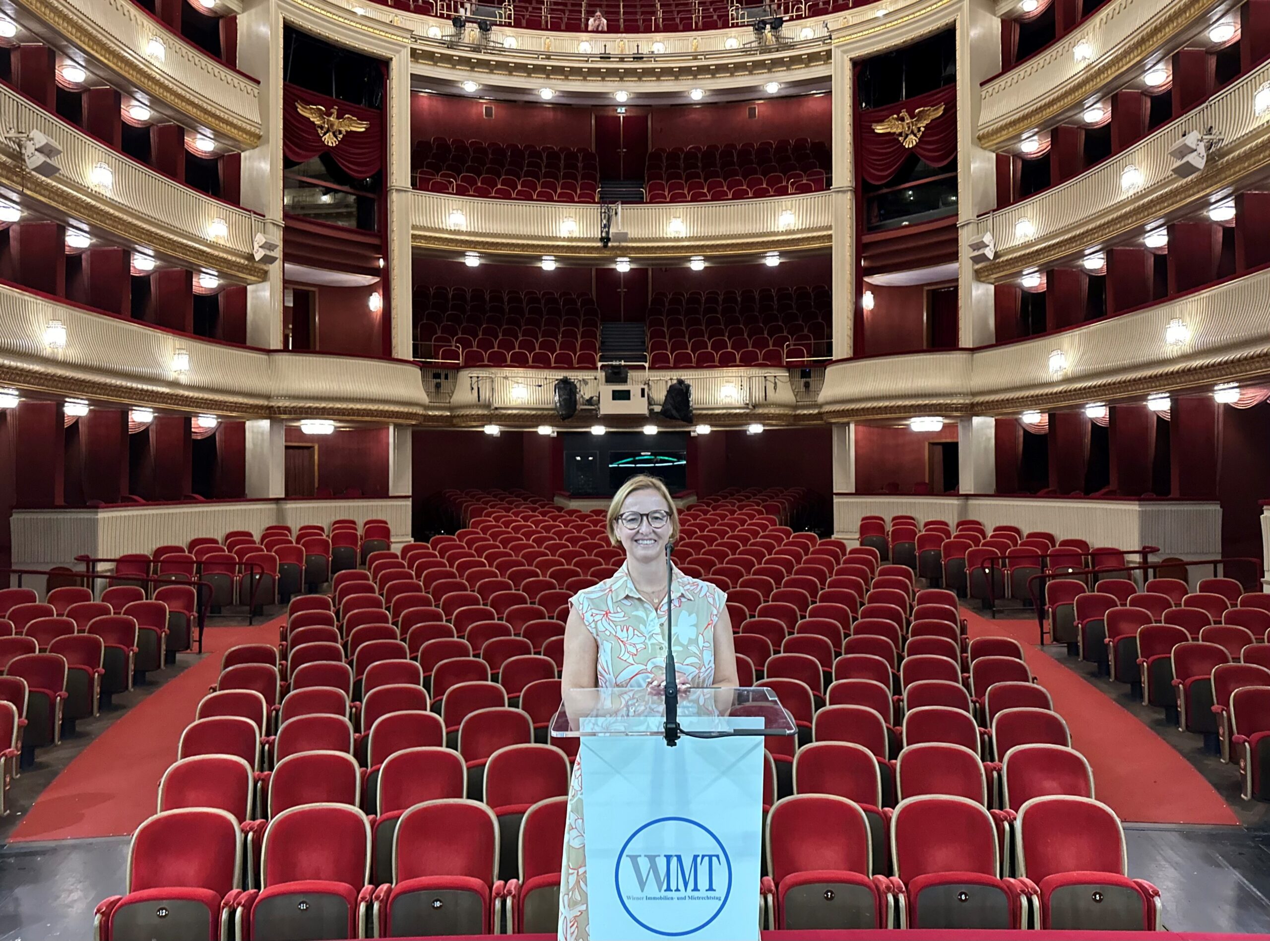 Frau im leeren Burgtheater