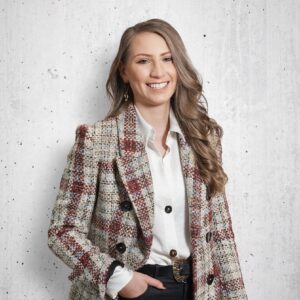 Frau in kariertem Blazer