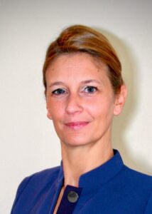 Frau in blauer Bluse
