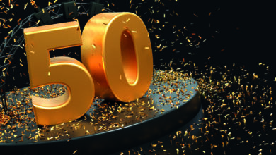 Eine goldene "50" auf einem kleinen Podium