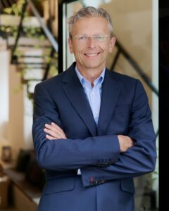 Mann in dunkelblauem Anzug