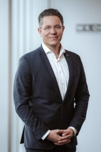 Mann in dunklem Anzug