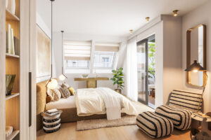 Schlafzimmer des Projektes mit hellen Möbeln und einem Balkon.