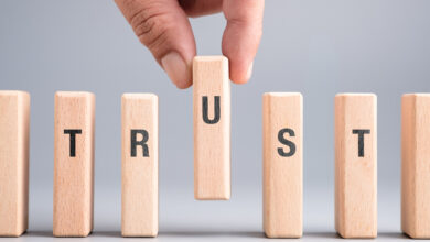 Bauklötze, die das Wort "Trust" bilden