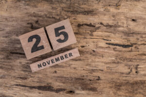 Datum "25. November" in Form von Holzklötzen
