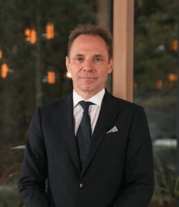 Mann in schwarzem Anzug