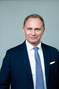 Mann in dunkelblauem Anzug