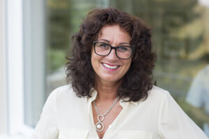 Frau in weißer Bluse