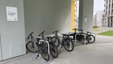 In einer Wohnanlage abgestellte Fahrräder