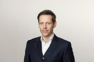 Mann in dunkelblauem Anzug