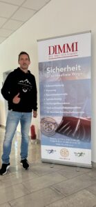 Mann in Sweater und Jeans