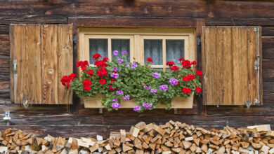 Fenster einer Almhütte