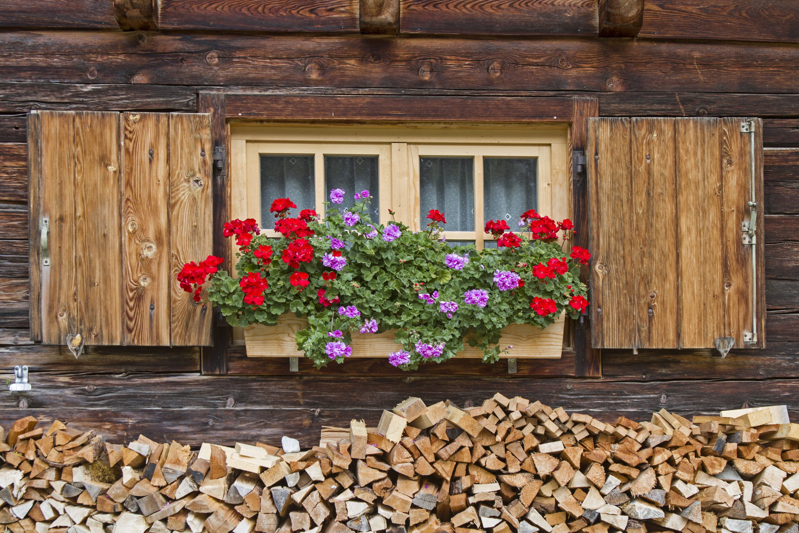 Fenster einer Almhütte