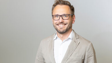 Mann mit Brille in hellbraunem Anzug