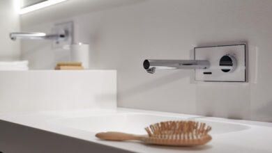 Zwei Badezimmerarmaturen