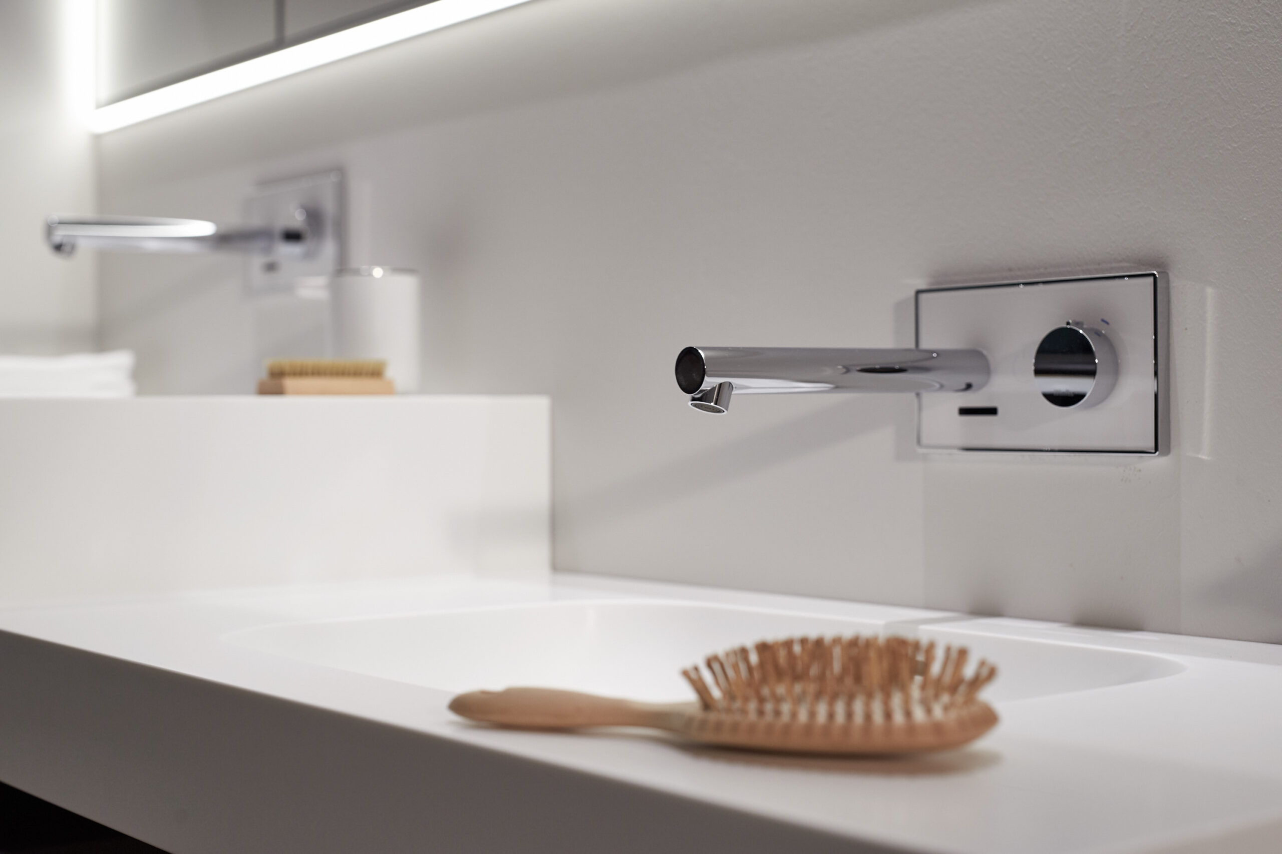 Zwei Badezimmerarmaturen