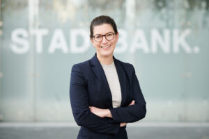 Frau mit Brille in dunkelblauem Blazer