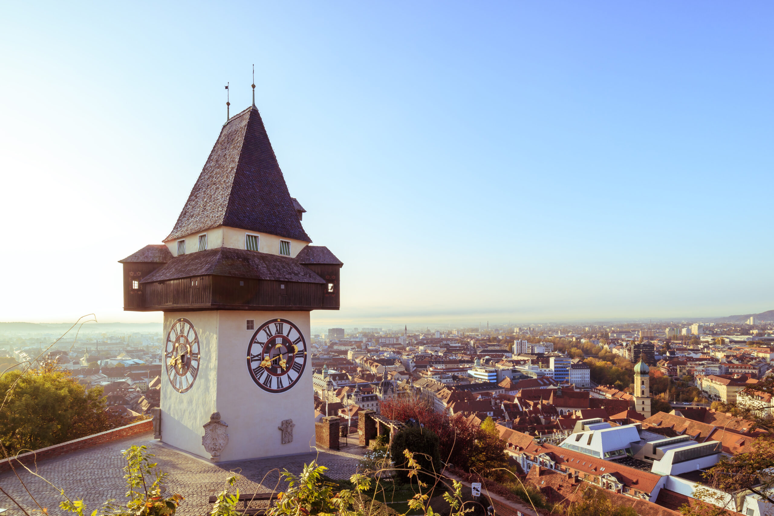 Graz Uhrturm und Stadt © breath10 iStock Getty Images Plus