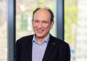 Mann mit Brille in schwarzem Anzug