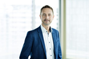 Mann in dunkelblauem Jackett