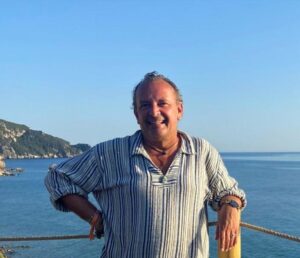 Mann in blau-gestreiftem Hemd