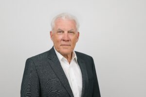 Mann in grauem Anzug