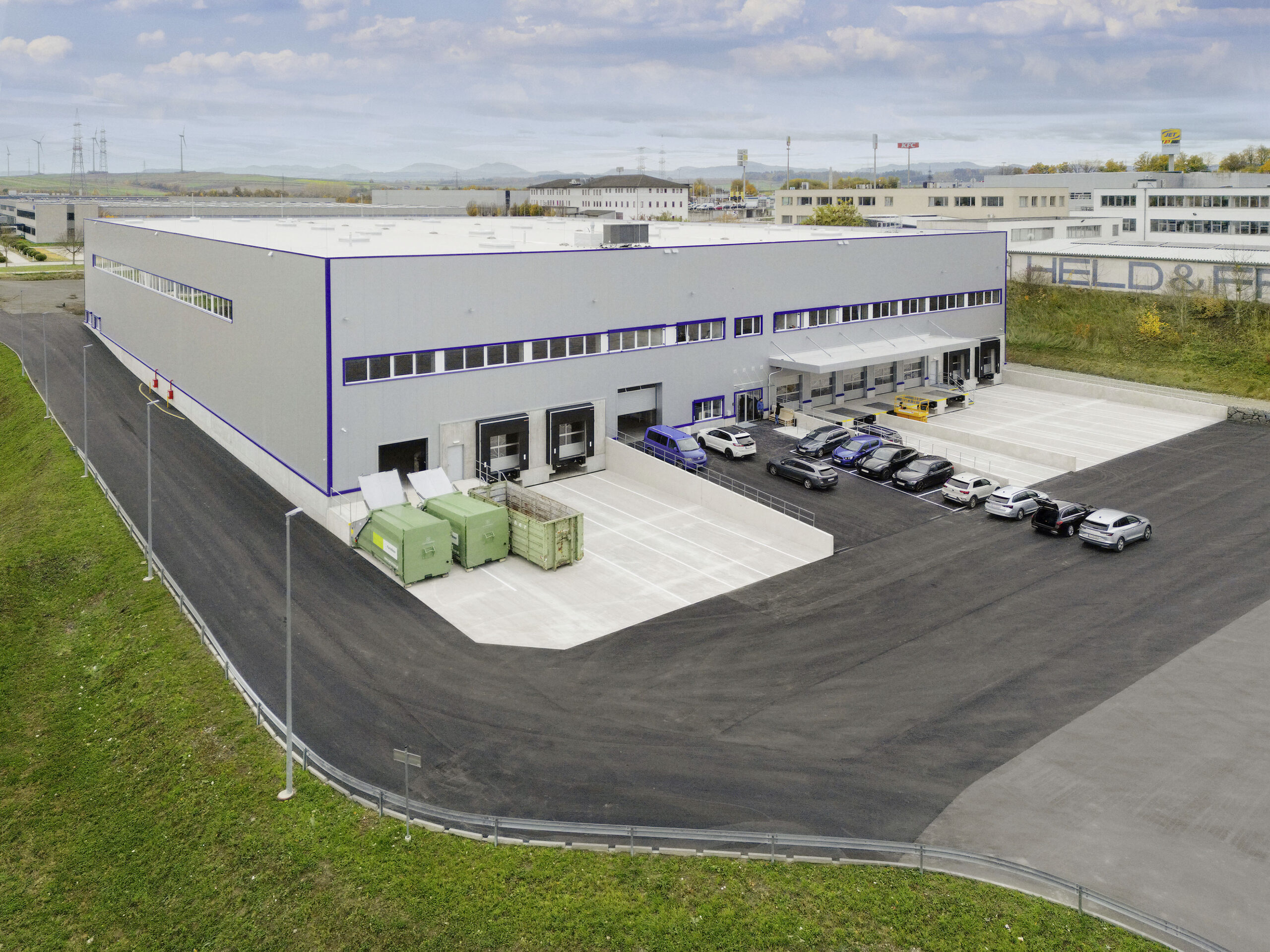 Bauteil II im Gewerbepark Loosdorf wird das Zentrallager des führenden heimischen Großhändlers für Poolbedarf und Poolausstattung, die SSA Fluidra Österreich GmbH. Die Halle ist ein „Green Building“ und energietechnisch autonom. © Jürgen Kranzler/ F & S Real Estate Solutions GmbH