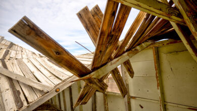 Zerstörtes Dach einer Scheune