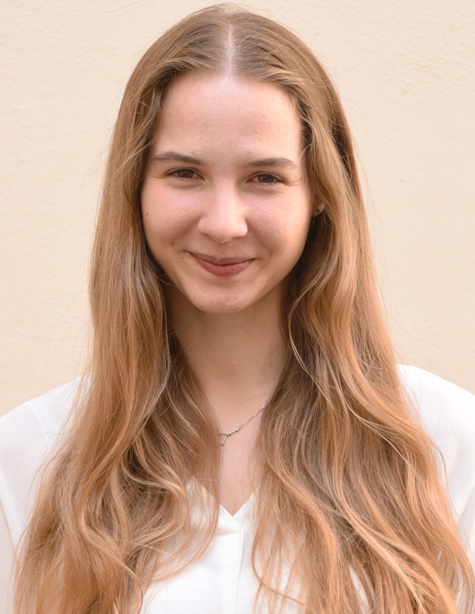 Frau in weißer Bluse